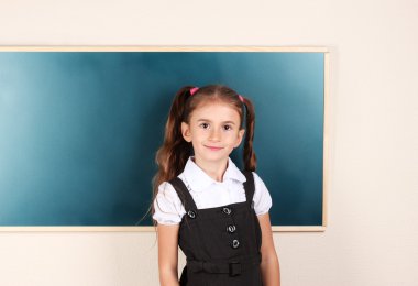 güzel küçük bir kız sınıfta blackboard yakın duran