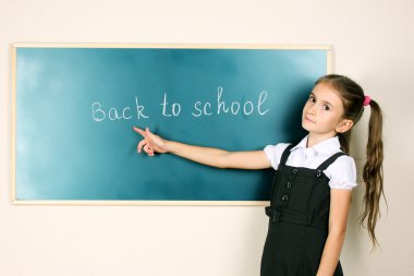 güzel küçük bir kız sınıfta blackboard yakın duran