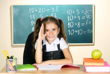 sınıfta blackboard yakınındaki küçük çuval
