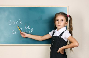 güzel küçük bir kız sınıfta blackboard yakın duran