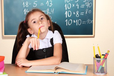 sınıfta blackboard yakınındaki küçük çuval