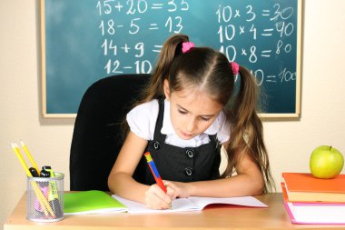 sınıfta blackboard yakınındaki küçük çuval