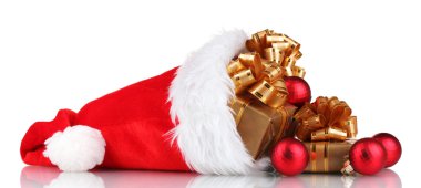 Hediyeler ve üzerinde beyaz izole Noel topları ile güzel Noel şapka