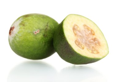 slsed feijoa meyve, üzerinde beyaz izole