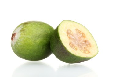 slsed feijoa meyve, üzerinde beyaz izole