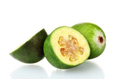 slsed feijoa meyve, üzerinde beyaz izole