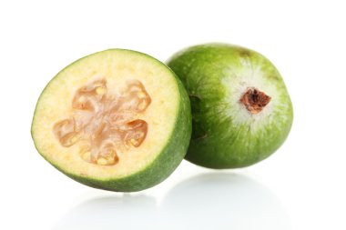 slsed feijoa meyve, üzerinde beyaz izole