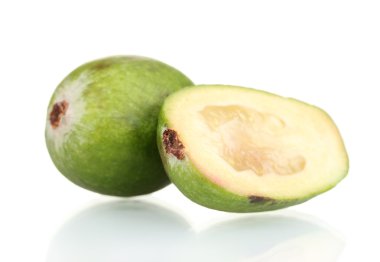 slsed feijoa meyve, üzerinde beyaz izole