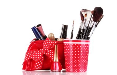 Fırçalar ve makyaj çantası ile üzerine beyaz izole kozmetik kırmızı cam