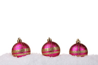 güzel pembe Noel topları üzerinde beyaz izole kar