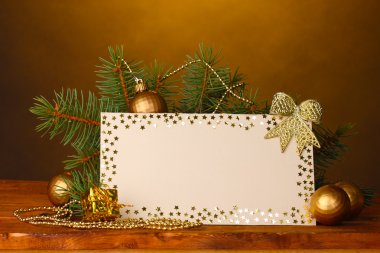 boş kartpostal, Noel topları ve köknar ağacı ahşap tablo üzerinde kahverengi backg