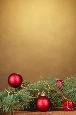 Kaş üzerinde ahşap masa güzel yılbaşı topları ile Noel ağacı