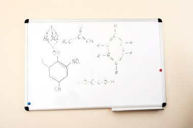 bir beyaz tahta üzerinde kimyasal formülü