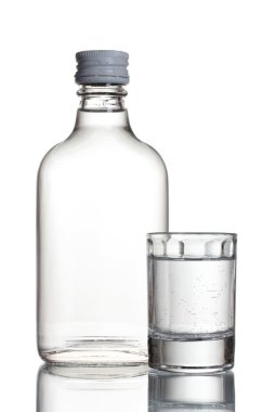 bir şişe votka ve üzerinde beyaz izole şenlikli