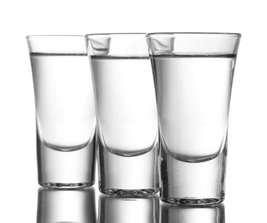 Üç bardak votka üzerinde beyaz izole