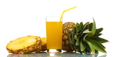 ? ineapple suyu ve ananas izole beyaz