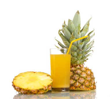 ? ineapple suyu ve ananas izole beyaz