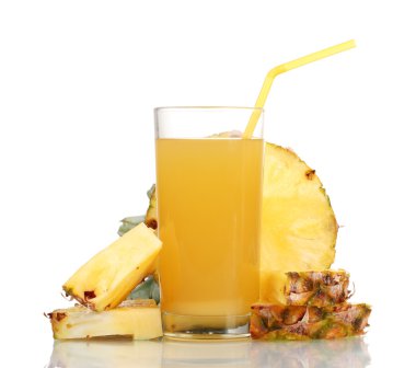 ? ineapple suyu ve ananas izole beyaz