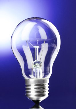 Mavi arkaplanda ampul