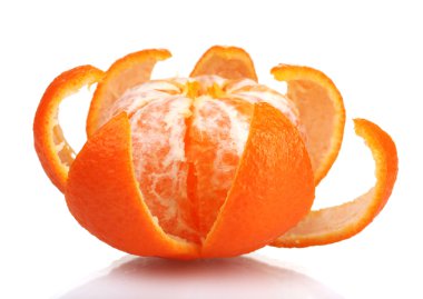 Olgun lezzetli mandalina kabuğu üzerinde beyaz izole ile