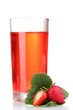 taze çilek ve suyu cam üzerine beyaz izole