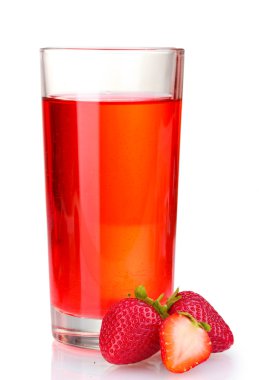 taze çilek ve suyu cam üzerine beyaz izole