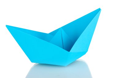 origami kağıt teknesi beyazda izole edildi