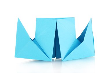origami kağıt gemi üzerinde beyaz izole