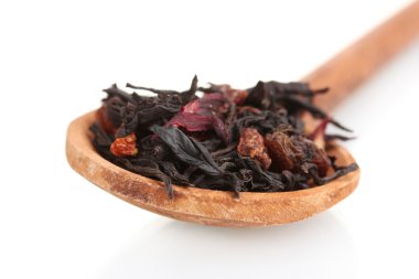 çay yaprakları üzerinde beyaz izole woooden kaşık içinde siyah meyve Kuru