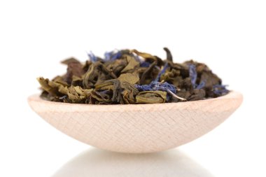 té verde seco en la cuchara de madera aislado en blanco