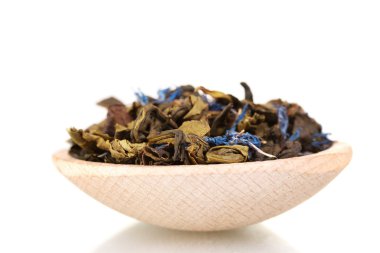 té verde seco en la cuchara de madera aislado en blanco