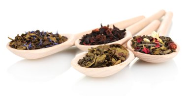 tahta kaşıklar üzerinde beyaz izole farklı kuru yeşil ve siyah çay