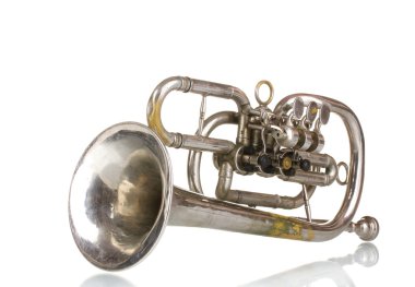 eski trompet üzerinde beyaz izole