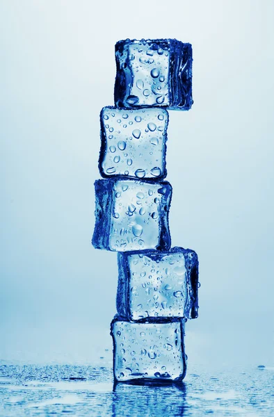 Derretimiento de cubitos de hielo aislados en blanco — Foto de Stock