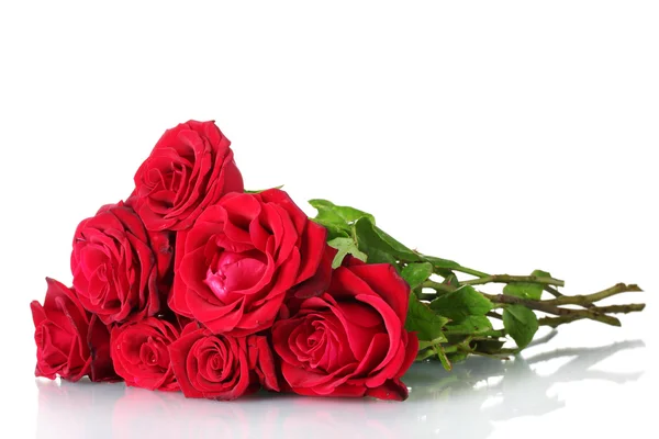 Vacker bukett röda rosor isolerad på vit — Stockfoto