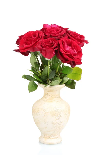 Smukke røde roser i en vase isoleret på hvid - Stock-foto