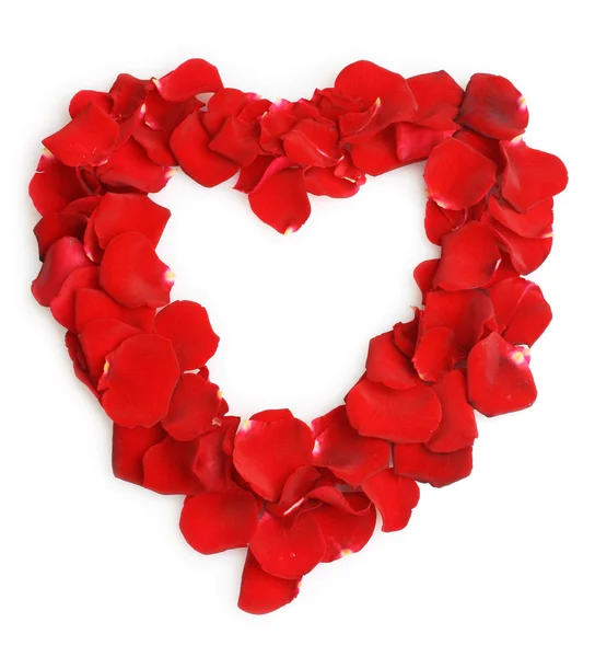 Mooi hart van rode rozenblaadjes geïsoleerd op wit — Stockfoto