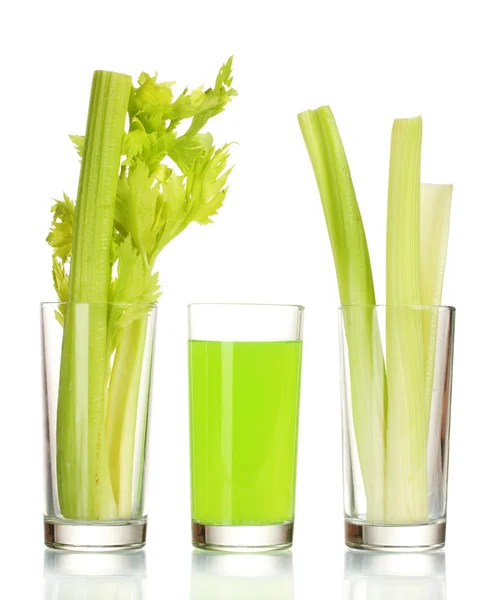 Φρέσκο πράσινο σέλινο σε ένα ποτήρι και το χυμό που απομονώνονται σε λευκό — Φωτογραφία Αρχείου
