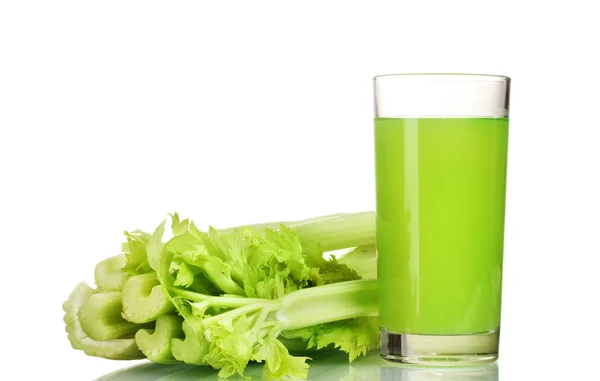 Aipo verde fresco e suco isolado em branco — Fotografia de Stock