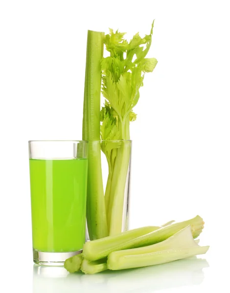 Φρέσκο πράσινο σέλινο σε ένα ποτήρι και το χυμό που απομονώνονται σε λευκό — Φωτογραφία Αρχείου