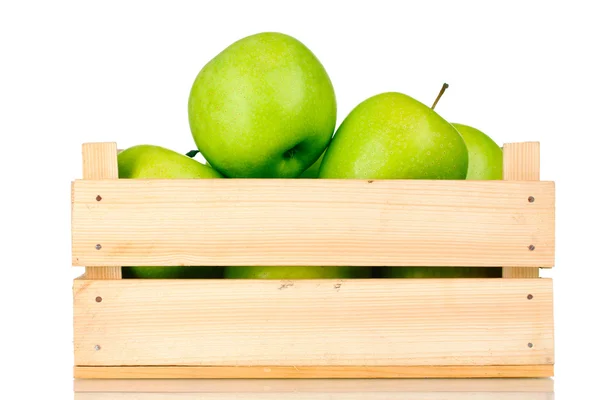 Succose mele verdi in una cassa di legno isolata su bianco — Foto Stock
