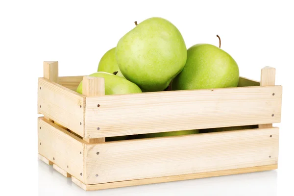 Soczyste zielone jabłka w drewnianej skrzyni na białym tle — Zdjęcie stockowe