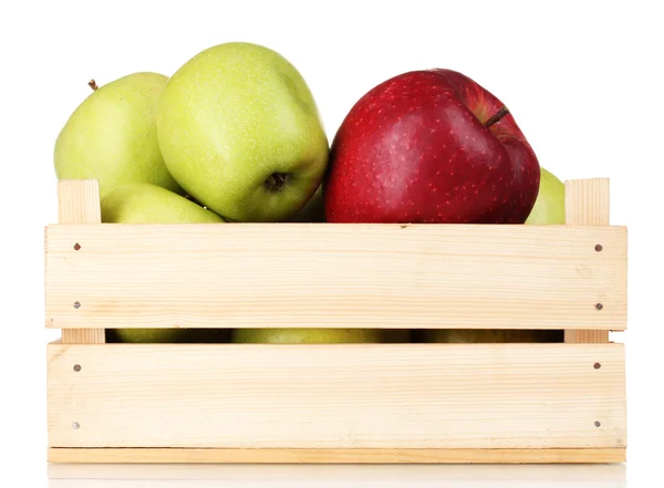 Soczyste jabłka w drewnianej skrzyni na białym tle — Zdjęcie stockowe