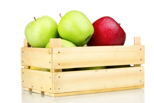 Manzanas jugosas en una caja de madera aislada en blanco —  Fotos de Stock