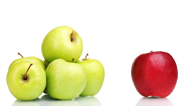 Sappige groene en rode appels geïsoleerd op wit — Stockfoto