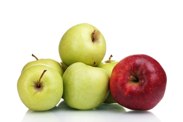 Соковиті зелені та червоні яблука ізольовані на білому — стокове фото
