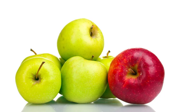 Сочные зеленые и красные яблоки, изолированные на белом — стоковое фото