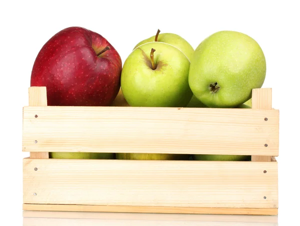 Соковиті яблука в дерев'яній обрешітці ізольовані на білому — стокове фото