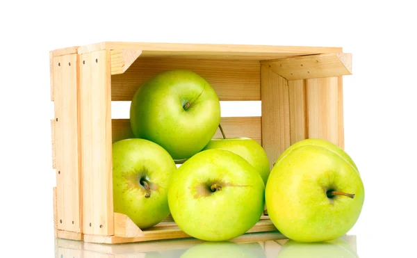 Maçãs verdes suculentas em uma caixa de madeira isolada em branco — Fotografia de Stock