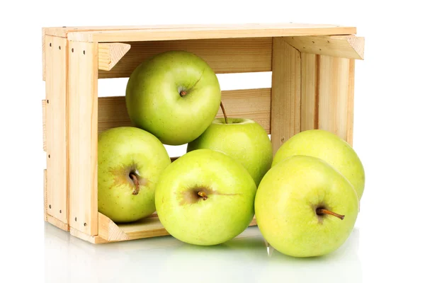 Maçãs verdes suculentas em uma caixa de madeira isolada em branco — Fotografia de Stock